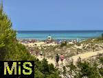10.06.2024, Beliebtes Reiseziel der Deutschen, die Balearen-Insel Mallorca (Spanien).  Urlauber am Sonnigen Strand Cala Agulla bei Cala Ratjada,   