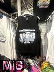 10.06.2024, Beliebtes Reiseziel der Deutschen, die Balearen-Insel Mallorca (Spanien). Shopping in Cala Ratjada, in einem Strassenshop werden Shirts mit der Aufschrift RAMMSTEIN verkauft.