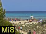 10.06.2024, Beliebtes Reiseziel der Deutschen, die Balearen-Insel Mallorca (Spanien).  Urlauber am Sonnigen Strand Cala Agulla bei Cala Ratjada,     
