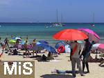 10.06.2024, Beliebtes Reiseziel der Deutschen, die Balearen-Insel Mallorca (Spanien).  Urlauber am Sonnigen Strand Cala Agulla bei Cala Ratjada,     
