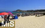 10.06.2024, Beliebtes Reiseziel der Deutschen, die Balearen-Insel Mallorca (Spanien).  Urlauber am Sonnigen Strand Cala Agulla bei Cala Ratjada,     