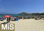 10.06.2024, Beliebtes Reiseziel der Deutschen, die Balearen-Insel Mallorca (Spanien).  Urlauber am Sonnigen Strand Cala Agulla bei Cala Ratjada,     