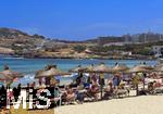 10.06.2024, Beliebtes Reiseziel der Deutschen, die Balearen-Insel Mallorca (Spanien).  Urlauber am Sonnigen Strand Cala Agulla bei Cala Ratjada,     