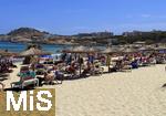10.06.2024, Beliebtes Reiseziel der Deutschen, die Balearen-Insel Mallorca (Spanien).  Urlauber am Sonnigen Strand Cala Agulla bei Cala Ratjada,     