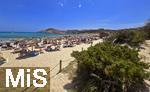 10.06.2024, Beliebtes Reiseziel der Deutschen, die Balearen-Insel Mallorca (Spanien).  Urlauber am Sonnigen Strand Cala Agulla bei Cala Ratjada,     