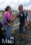 14.06.2024, Fussball UEFA EURO 2024, Vorrunde, 1.Spieltag, Erffnungsspiel Deutschland - Schottland, in der Fuball Arena Mnchen. Eine Frau hat sichtlich Spass , sie malt einem Schotten eine deutsche Fahne schwarz-rot-gold an die Wange