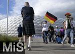 14.06.2024, Fussball UEFA EURO 2024, Vorrunde, 1.Spieltag, Erffnungsspiel Deutschland - Schottland, in der Fuball Arena Mnchen. Schotte mit Kilt beim Stadion. Daneben die schwarz-rot-goldenen Fahnen