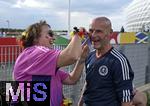 14.06.2024, Fussball UEFA EURO 2024, Vorrunde, 1.Spieltag, Erffnungsspiel Deutschland - Schottland, in der Fuball Arena Mnchen. Eine Frau hat sichtlich Spass , sie malt einem Schotten eine deutsche Fahne schwarz-rot-gold an die Wange