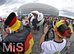 14.06.2024, Fussball UEFA EURO 2024, Vorrunde, 1.Spieltag, Erffnungsspiel Deutschland - Schottland, in der Fuball Arena Mnchen. Fans posieren am groen Spielball.