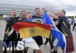 14.06.2024, Fussball UEFA EURO 2024, Vorrunde, 1.Spieltag, Erffnungsspiel Deutschland - Schottland, in der Fuball Arena Mnchen. Schottische Fans mit Kilts vor der Arena