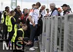 14.06.2024, Fussball UEFA EURO 2024, Vorrunde, 1.Spieltag, Erffnungsspiel Deutschland - Schottland, in der Fuball Arena Mnchen. Die Fans werden abgetastet