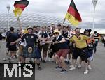 14.06.2024, Fussball UEFA EURO 2024, Vorrunde, 1.Spieltag, Erffnungsspiel Deutschland - Schottland, in der Fuball Arena Mnchen. Schottische Fans mit Kilts vor der Arena feiern mit deutschen Fans