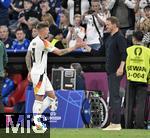 14.06.2024, Fussball UEFA EURO 2024, Vorrunde, 1.Spieltag, Erffnungsspiel Deutschland - Schottland, in der Fuball Arena Mnchen. Trainer Julian Nagelsmann (Deutschland) lobt  Toni Kroos (Deutschland) 