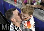 14.06.2024, Fussball UEFA EURO 2024, Vorrunde, 1.Spieltag, Erffnungsspiel Deutschland - Schottland, in der Fuball Arena Mnchen. Pascal Gross (Deutschland) mit seinem Sohn