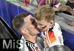 14.06.2024, Fussball UEFA EURO 2024, Vorrunde, 1.Spieltag, Erffnungsspiel Deutschland - Schottland, in der Fuball Arena Mnchen. Pascal Gross (Deutschland) mit seinem Sohn