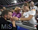 14.06.2024, Fussball UEFA EURO 2024, Vorrunde, 1.Spieltag, Erffnungsspiel Deutschland - Schottland, in der Fuball Arena Mnchen. Trainer Julian Nagelsmann (Deutschland) knutscht seine Lena Wurzenberger (Deutschland) die Freundin von Trainer Julian Nagelsmann (Deutschland) 