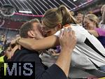 14.06.2024, Fussball UEFA EURO 2024, Vorrunde, 1.Spieltag, Erffnungsspiel Deutschland - Schottland, in der Fuball Arena Mnchen. Trainer Julian Nagelsmann (Deutschland) knutscht seine Lena Wurzenberger (Deutschland) die Freundin von Trainer Julian Nagelsmann (Deutschland) 