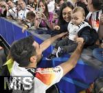 14.06.2024, Fussball UEFA EURO 2024, Vorrunde, 1.Spieltag, Erffnungsspiel Deutschland - Schottland, in der Fuball Arena Mnchen. Ilkay Gndogan (Deutschland) und sein Sohn