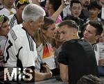 14.06.2024, Fussball UEFA EURO 2024, Vorrunde, 1.Spieltag, Erffnungsspiel Deutschland - Schottland, in der Fuball Arena Mnchen. Nico Schlotterbeck (Deutschland) mit Familie