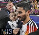 14.06.2024, Fussball UEFA EURO 2024, Vorrunde, 1.Spieltag, Erffnungsspiel Deutschland - Schottland, in der Fuball Arena Mnchen. Ilkay Gndogan (Deutschland) und sein Sohn