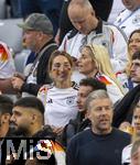 14.06.2024, Fussball UEFA EURO 2024, Vorrunde, 1.Spieltag, Erffnungsspiel Deutschland - Schottland, in der Fuball Arena Mnchen. li: Freundin von Trainer Julian Nagelsmann (Deutschland), Lena Wurzenberger mit Trikot und Gesichtsbemalung in den Landesfarben 