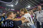 14.06.2024, Fussball UEFA EURO 2024, Vorrunde, 1.Spieltag, Erffnungsspiel Deutschland - Schottland, in der Fuball Arena Mnchen. Nach dem Spiel, Trainer Julian Nagelsmann (li, Deutschland) bei seiner Familie, Freunden und seiner Freundin Lena Wurzenberger, die mit Trikot und Gesichtsbemalung in den Landesfarben auf der Tribne mit fiebert und sich tierisch freut. 