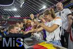 14.06.2024, Fussball UEFA EURO 2024, Vorrunde, 1.Spieltag, Erffnungsspiel Deutschland - Schottland, in der Fuball Arena Mnchen. Nach dem Spiel, Trainer Julian Nagelsmann (li, Deutschland) bei seiner Familie, Freunden und seiner Freundin Lena Wurzenberger, die mit Trikot und Gesichtsbemalung in den Landesfarben auf der Tribne mit fiebert und sich tierisch freut. 