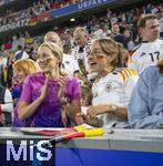 14.06.2024, Fussball UEFA EURO 2024, Vorrunde, 1.Spieltag, Erffnungsspiel Deutschland - Schottland, in der Fuball Arena Mnchen. re: Freundin von Trainer Julian Nagelsmann (Deutschland), Lena Wurzenberger mit Trikot und Gesichtsbemalung in den Landesfarben  