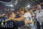 14.06.2024, Fussball UEFA EURO 2024, Vorrunde, 1.Spieltag, Erffnungsspiel Deutschland - Schottland, in der Fuball Arena Mnchen. Nach dem Spiel, Trainer Julian Nagelsmann (li, Deutschland) bei seiner Familie, Freunden und seiner Freundin Lena Wurzenberger, die mit Trikot und Gesichtsbemalung in den Landesfarben auf der Tribne mit fiebert und sich tierisch freut. 