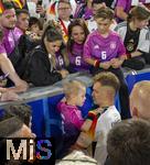 14.06.2024, Fussball UEFA EURO 2024, Vorrunde, 1.Spieltag, Erffnungsspiel Deutschland - Schottland, in der Fuball Arena Mnchen. Familie und Freunde von Josua Kimmich (mitte, Deutschland) nach dem Spiel, li: Ehefrau Lina