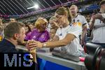 14.06.2024, Fussball UEFA EURO 2024, Vorrunde, 1.Spieltag, Erffnungsspiel Deutschland - Schottland, in der Fuball Arena Mnchen. Nach dem Spiel, Trainer Julian Nagelsmann (li, Deutschland) bei seiner Freundin Lena Wurzenberger, die mit Trikot und Gesichtsbemalung in den Landesfarben auf der Tribne mit fiebert und sich tierisch freut. Nagelsmann hat nach einer Umarmung mit ihr einen Abdruck der Deutschlandflagge seiner Freundin auf der Stirn.