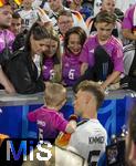 14.06.2024, Fussball UEFA EURO 2024, Vorrunde, 1.Spieltag, Erffnungsspiel Deutschland - Schottland, in der Fuball Arena Mnchen. Familie und Freunde von Josua Kimmich (mitte, Deutschland) nach dem Spiel, li: Ehefrau Lina