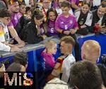 14.06.2024, Fussball UEFA EURO 2024, Vorrunde, 1.Spieltag, Erffnungsspiel Deutschland - Schottland, in der Fuball Arena Mnchen. Familie und Freunde von Josua Kimmich (mitte, Deutschland) nach dem Spiel, li: Ehefrau Lina