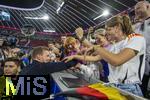 14.06.2024, Fussball UEFA EURO 2024, Vorrunde, 1.Spieltag, Erffnungsspiel Deutschland - Schottland, in der Fuball Arena Mnchen. Nach dem Spiel, Trainer Julian Nagelsmann (li, Deutschland) bei seiner Familie, Freunden und seiner Freundin Lena Wurzenberger, die mit Trikot und Gesichtsbemalung in den Landesfarben auf der Tribne mit fiebert und sich tierisch freut. 