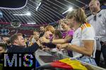 14.06.2024, Fussball UEFA EURO 2024, Vorrunde, 1.Spieltag, Erffnungsspiel Deutschland - Schottland, in der Fuball Arena Mnchen. Nach dem Spiel, Trainer Julian Nagelsmann (li, Deutschland) bei seiner Familie, Freunden und seiner Freundin Lena Wurzenberger, die mit Trikot und Gesichtsbemalung in den Landesfarben auf der Tribne mit fiebert und sich tierisch freut. 