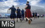 14.06.2024, Fussball UEFA EURO 2024, Vorrunde, 1.Spieltag, Erffnungsspiel Deutschland - Schottland, in der Fuball Arena Mnchen.  Schottische Fans mit traditionellem Kilt kommen am Stadion an.