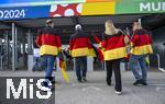 14.06.2024, Fussball UEFA EURO 2024, Vorrunde, 1.Spieltag, Erffnungsspiel Deutschland - Schottland, in der Fuball Arena Mnchen.  DeutscheFans mit Jacken in Landesfarben kommen am Stadion an.