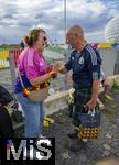 14.06.2024, Fussball UEFA EURO 2024, Vorrunde, 1.Spieltag, Erffnungsspiel Deutschland - Schottland, in der Fuball Arena Mnchen. Fanverbrderung vor dem Spiel auf der Esplanande. Beide Nationen in Frieden vereint.  Ein deutscher weiblicher Fan bemalt einen Schotten mit den deutschen Landesfarben im Gesicht,