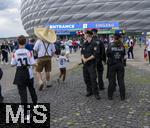 14.06.2024, Fussball UEFA EURO 2024, Vorrunde, 1.Spieltag, Erffnungsspiel Deutschland - Schottland, in der Fuball Arena Mnchen.  Polizisten der Bereitschaftspolizei berwachen auf der Esplanade die ankommenden Fans, ein Bayer in Lederhosen mit groem Sombrero auf dem Kopf erregt ihre Aufmerksamkeit