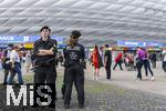 14.06.2024, Fussball UEFA EURO 2024, Vorrunde, 1.Spieltag, Erffnungsspiel Deutschland - Schottland, in der Fuball Arena Mnchen.  Polizisten der Bereitschaftspolizei berwachen auf der Esplanade die ankommenden Fans, 