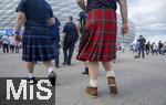 14.06.2024, Fussball UEFA EURO 2024, Vorrunde, 1.Spieltag, Erffnungsspiel Deutschland - Schottland, in der Fuball Arena Mnchen.  Schottische Fans mit traditionellem Kilt kommen am Stadion an.