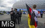 14.06.2024, Fussball UEFA EURO 2024, Vorrunde, 1.Spieltag, Erffnungsspiel Deutschland - Schottland, in der Fuball Arena Mnchen.  Polizisten der Bereitschaftspolizei berwachen auf der Esplanade die ankommenden Fans, 