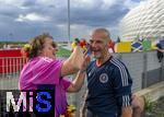 14.06.2024, Fussball UEFA EURO 2024, Vorrunde, 1.Spieltag, Erffnungsspiel Deutschland - Schottland, in der Fuball Arena Mnchen. Fanverbrderung vor dem Spiel auf der Esplanande. Beide Nationen in Frieden vereint.  Ein deutscher weiblicher Fan bemalt einen Schotten mit den deutschen Landesfarben im Gesicht,