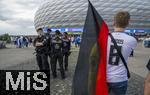 14.06.2024, Fussball UEFA EURO 2024, Vorrunde, 1.Spieltag, Erffnungsspiel Deutschland - Schottland, in der Fuball Arena Mnchen.  Polizisten der Bereitschaftspolizei berwachen auf der Esplanade die ankommenden Fans, 