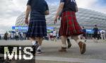 14.06.2024, Fussball UEFA EURO 2024, Vorrunde, 1.Spieltag, Erffnungsspiel Deutschland - Schottland, in der Fuball Arena Mnchen.  Schottische Fans mit traditionellem Kilt kommen am Stadion an. 