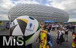 14.06.2024, Fussball UEFA EURO 2024, Vorrunde, 1.Spieltag, Erffnungsspiel Deutschland - Schottland, in der Fuball Arena Mnchen.  Das Stadion von aussen, Zuschauer kommen an,  Der EM-Ball steht berdimensional vor dem Stadion.