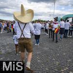 14.06.2024, Fussball UEFA EURO 2024, Vorrunde, 1.Spieltag, Erffnungsspiel Deutschland - Schottland, in der Fuball Arena Mnchen.  Fans auf der Esplanade, ein Bayer in Lederhosen mit groem Sombrero auf dem Kopf 