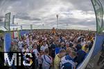 14.06.2024, Fussball UEFA EURO 2024, Vorrunde, 1.Spieltag, Erffnungsspiel Deutschland - Schottland, in der Fuball Arena Mnchen.  Andrang der Fans vor dem Spiel auf der Esplanade 