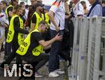 14.06.2024, Fussball UEFA EURO 2024, Vorrunde, 1.Spieltag, Erffnungsspiel Deutschland - Schottland, in der Fuball Arena Mnchen.  Sicherheitsdurchsuchung der Fans vor dem Spiel auf der Esplanade von den Securitys.