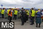 14.06.2024, Fussball UEFA EURO 2024, Vorrunde, 1.Spieltag, Erffnungsspiel Deutschland - Schottland, in der Fuball Arena Mnchen.  Sicherheitsdurchsuchung der Fans vor dem Spiel auf der Esplanade von den Securitys und Polizei.